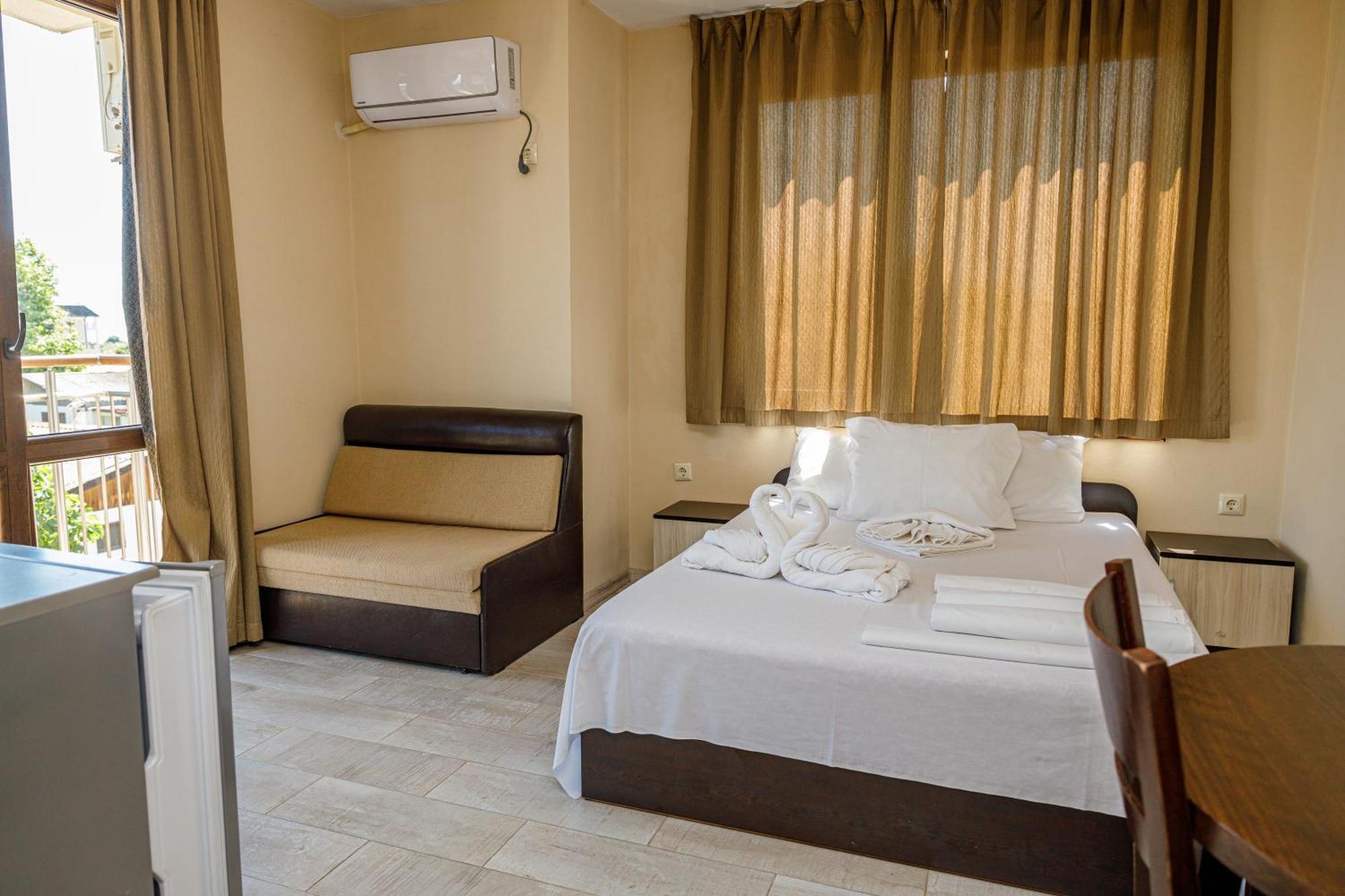 Family Hotel Silitur อัคโตโปล ภายนอก รูปภาพ