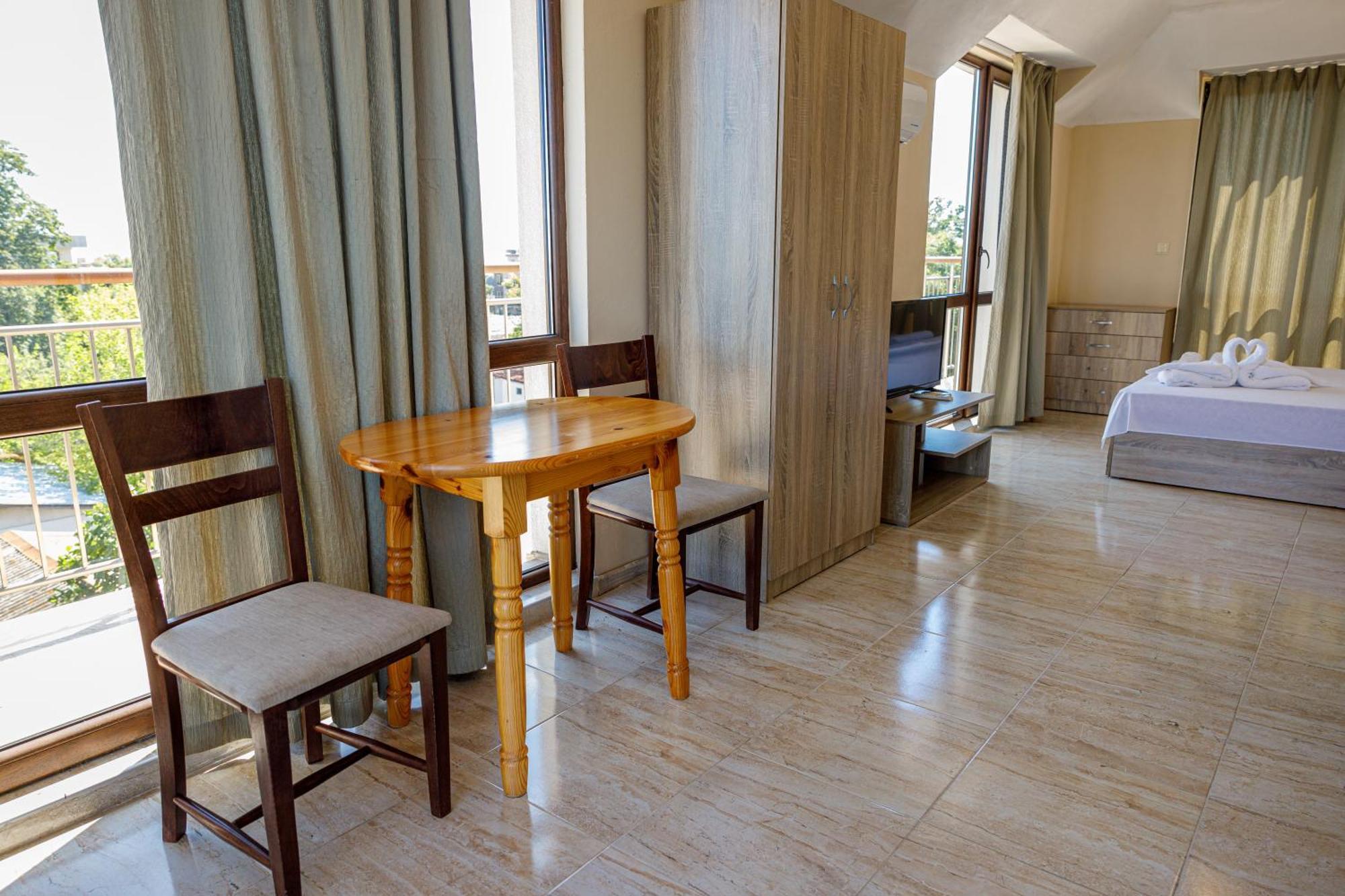 Family Hotel Silitur อัคโตโปล ภายนอก รูปภาพ